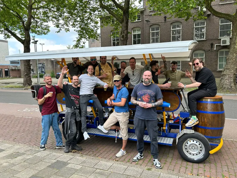 Grote groep bij bierfiets Amsterdam